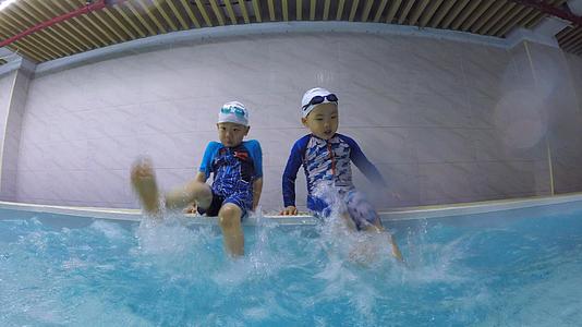 4K游泳馆踢水的儿童视频的预览图