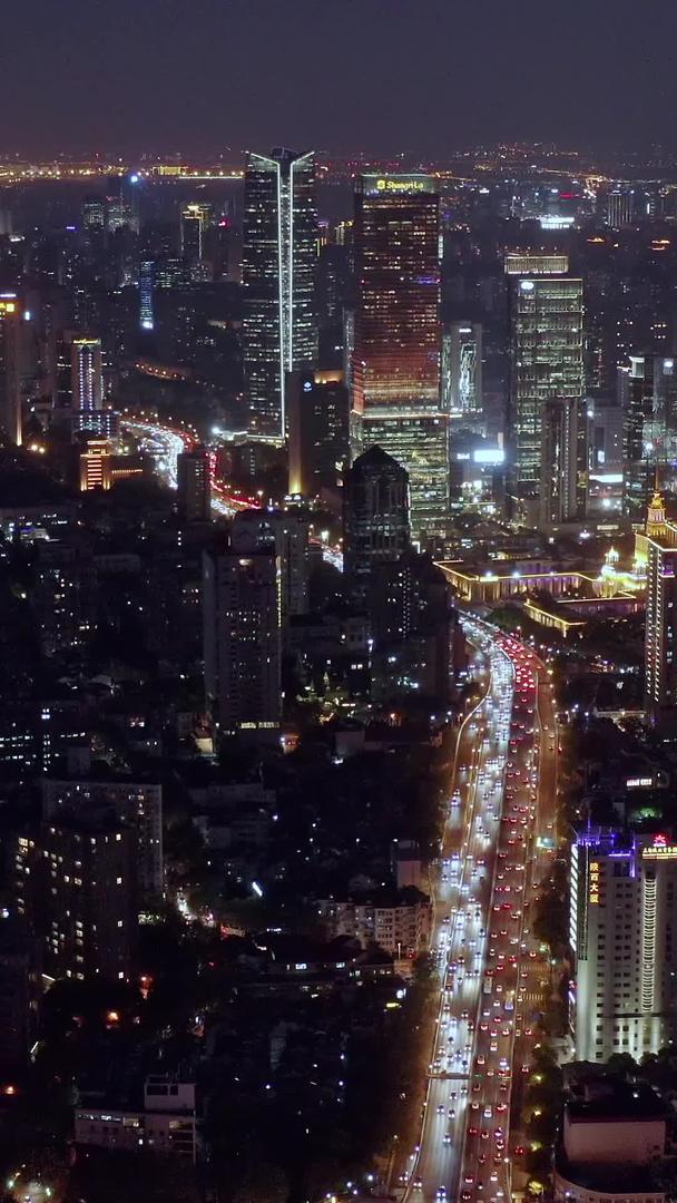 上海城市街道夜景航拍视频的预览图