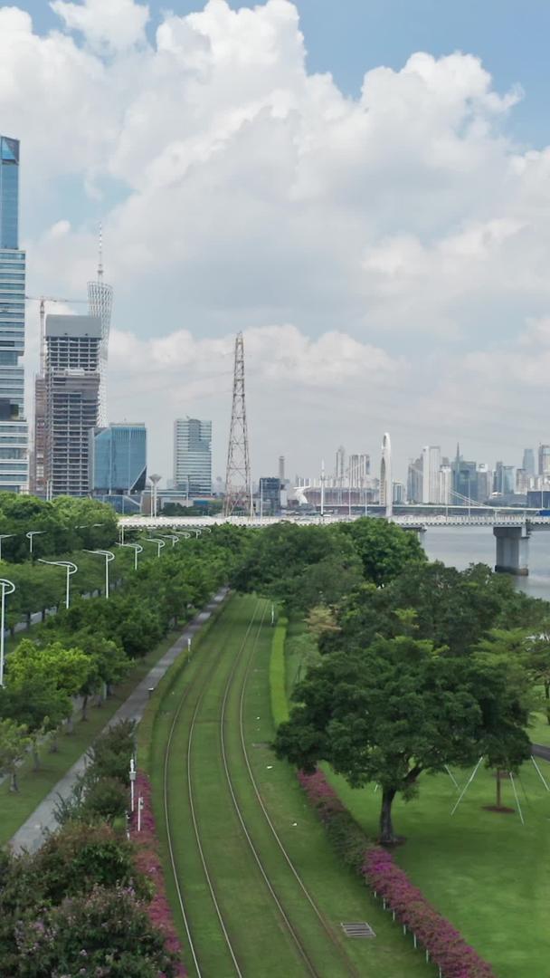 广州珠江沿江绿化城市商业建筑视频的预览图