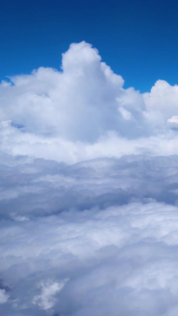 高原上的厚云层航拍视频的预览图