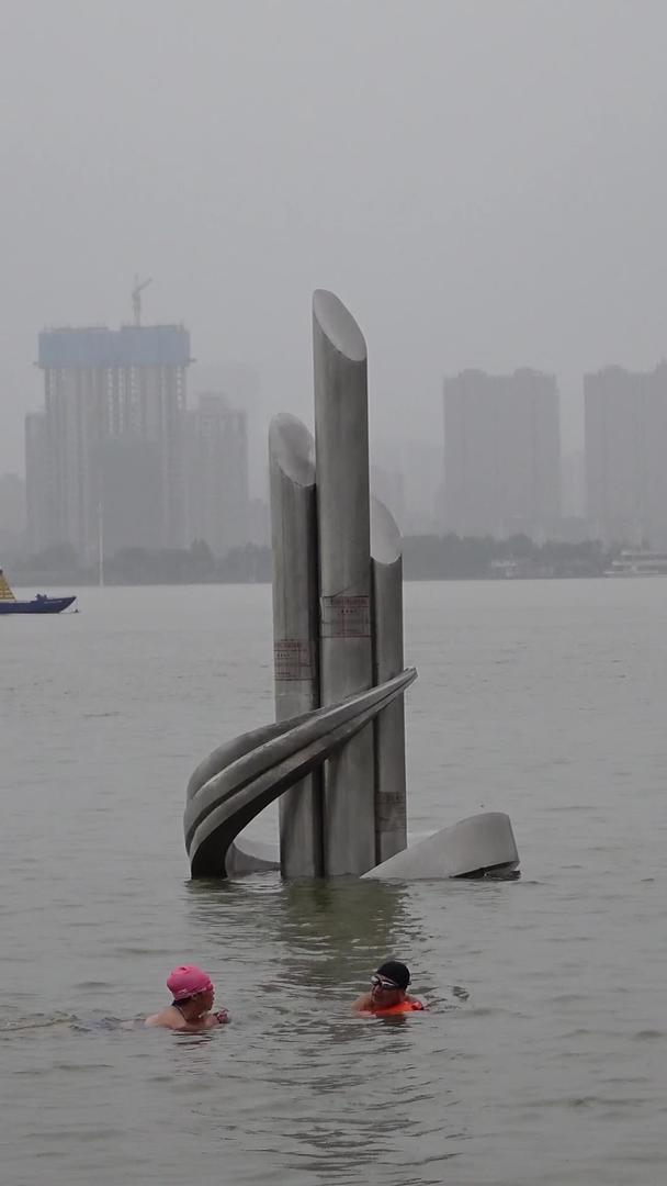 江水城市内涝材料在长江中下游防汛期间淹没警戒水位标识视频的预览图