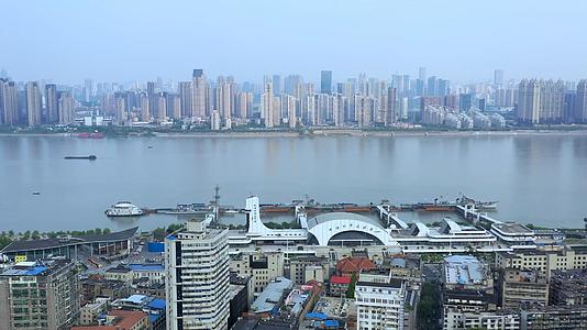 航拍武汉科学技术馆和长江两岸风光视频的预览图