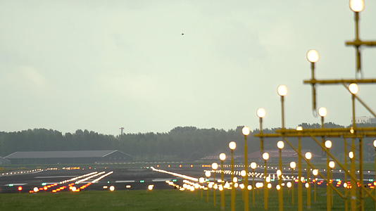 清晨的机场跑道视频的预览图