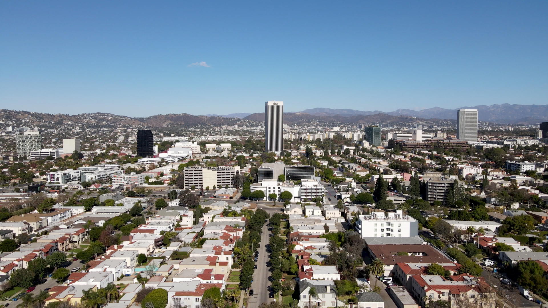 观察中央洛杉矶中心城市中心区上空的空气视频的预览图