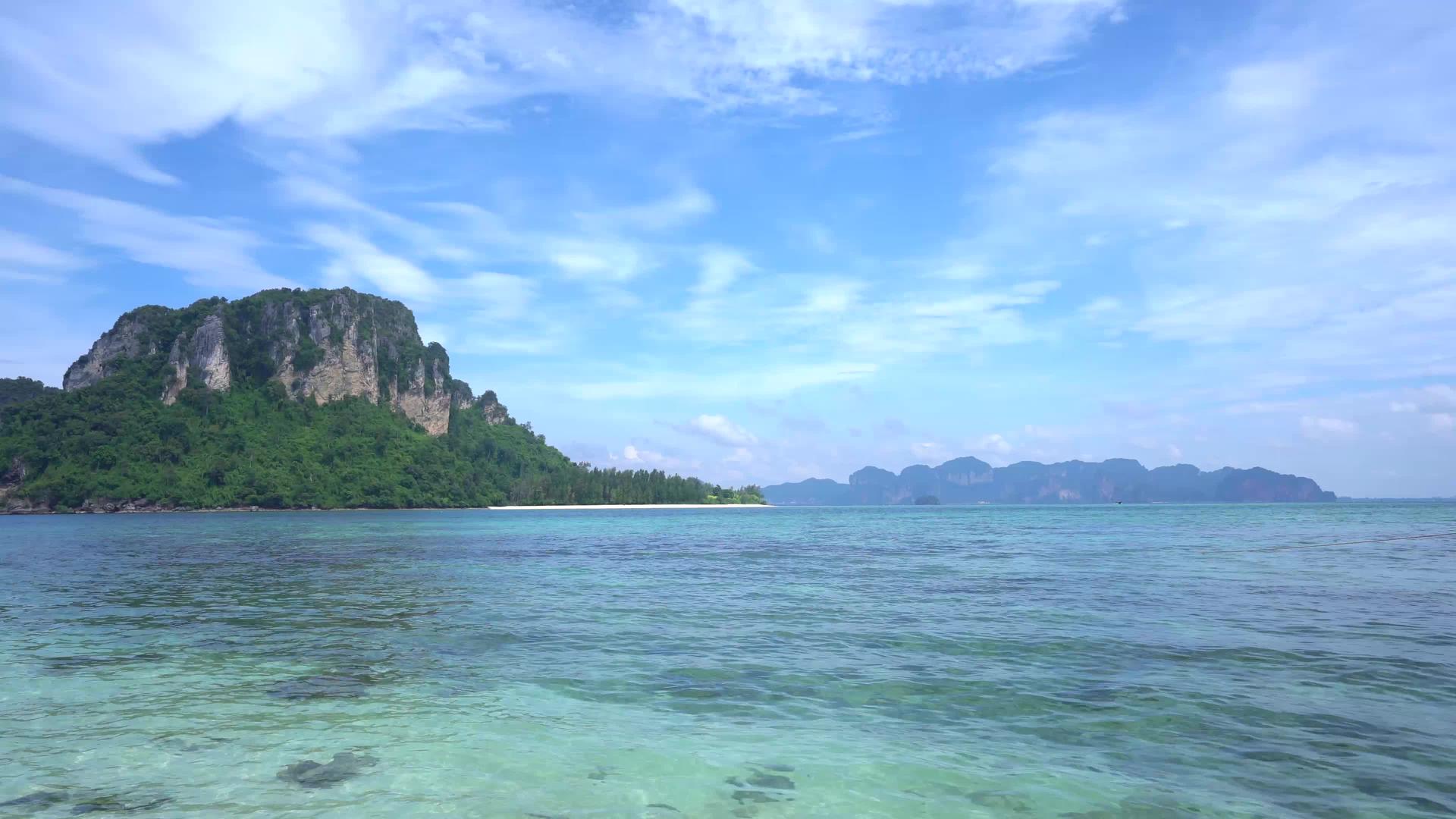 Asia岛屿热带山区的海浪和山峰视频的预览图