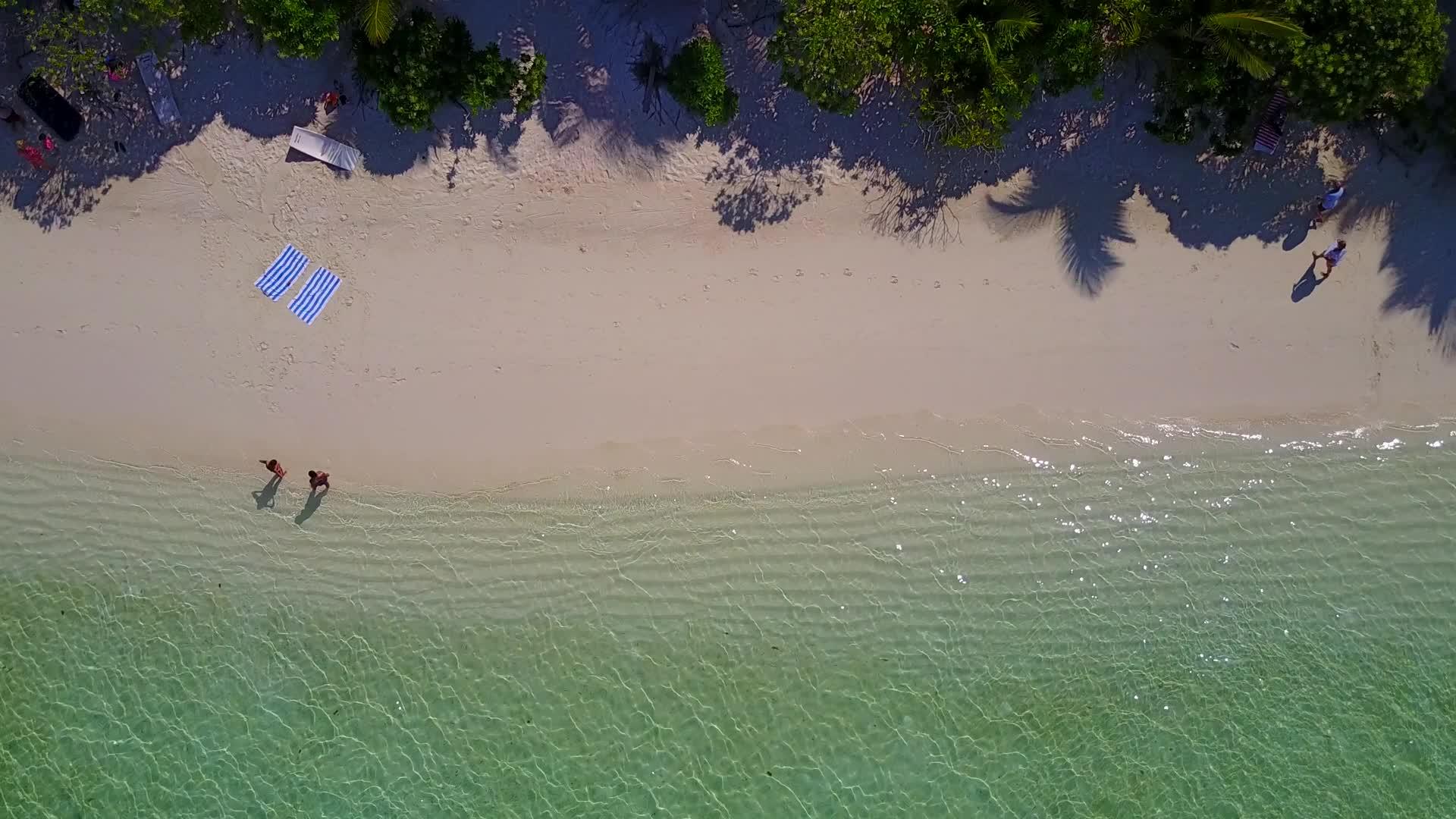 以蓝绿色水和白色沙底蓝色为背景的海滨之旅&quot;看海滩之海视频的预览图