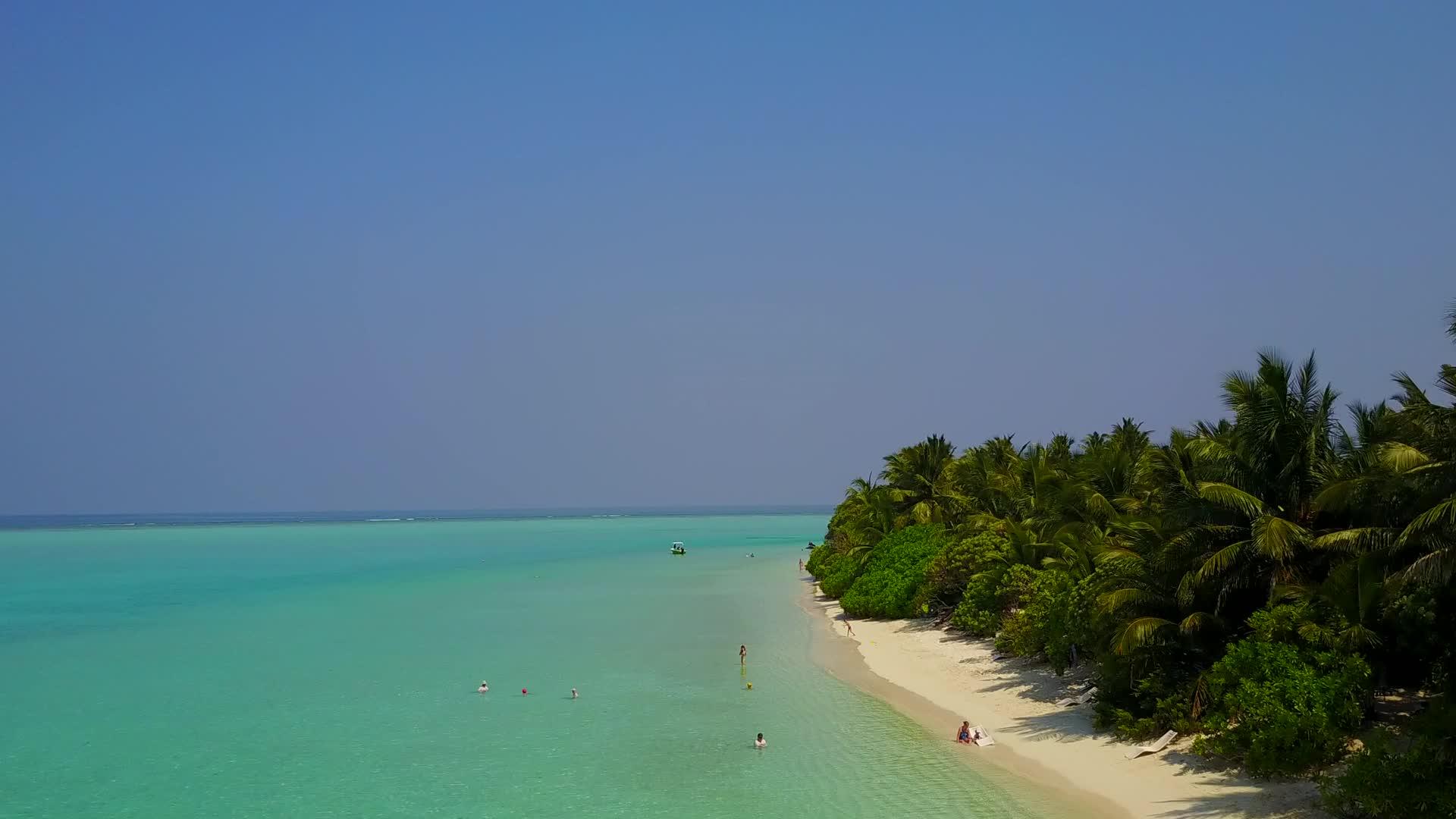 平静度假胜地海滩冒险的空中风景由白沙背景的蓝色海湾组成视频的预览图