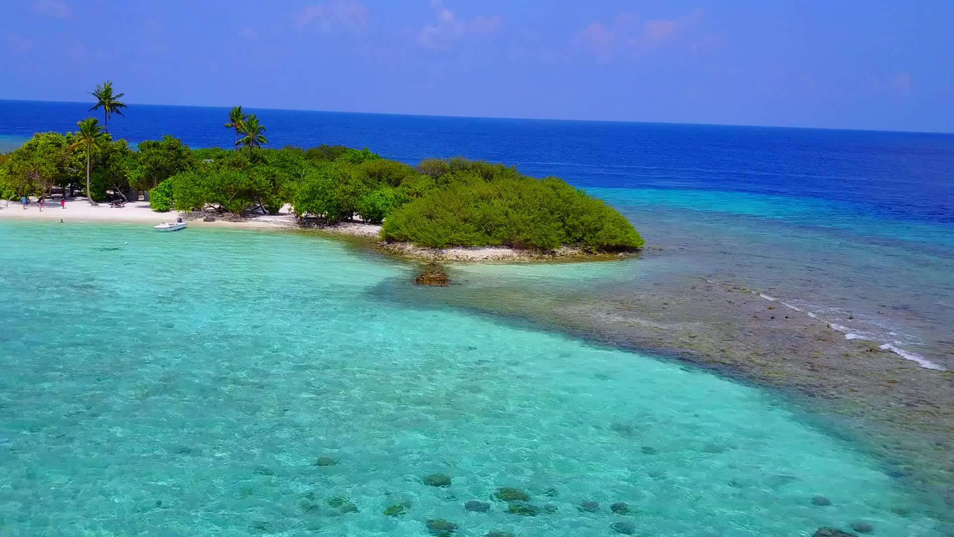 白沙底蓝海天堂环礁海滩之旅视频的预览图