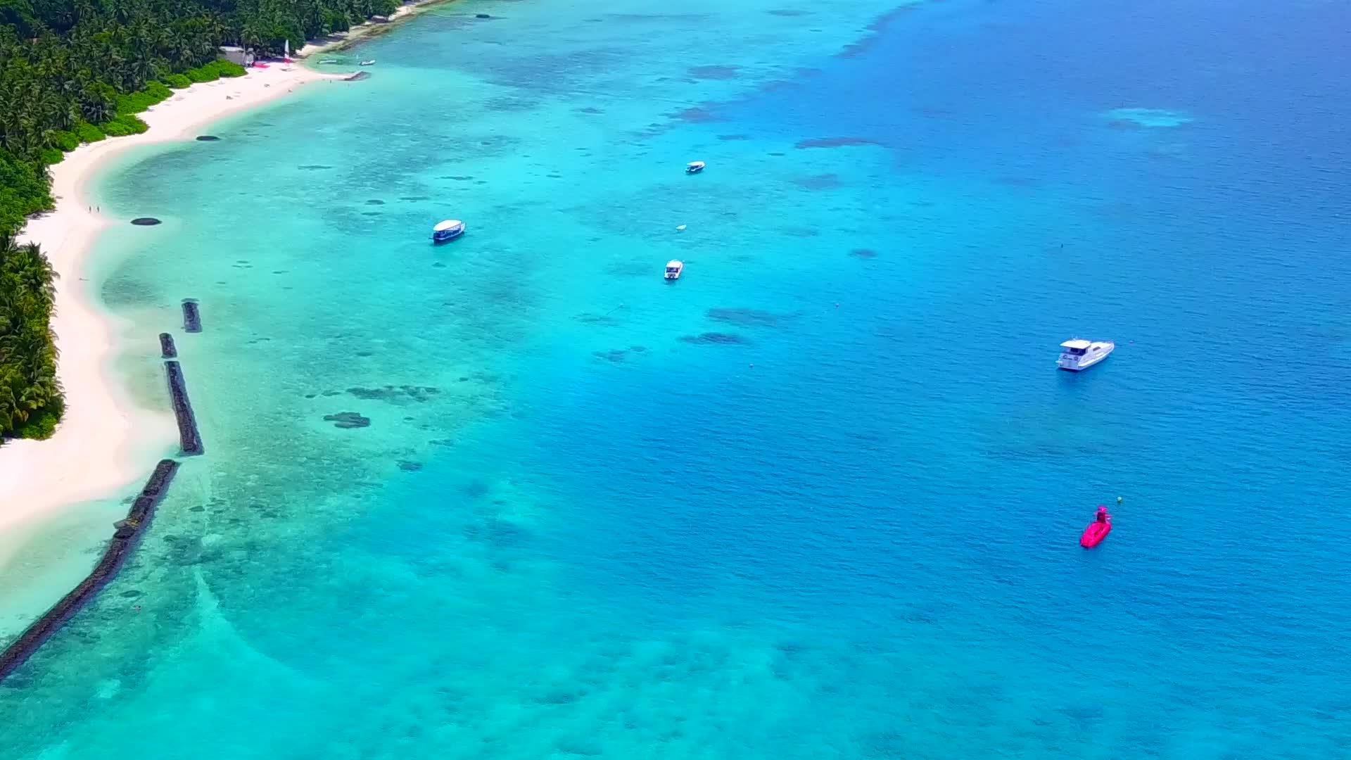 以绿宝石环礁湖和白宝石环礁湖和白色沙底为背景在天空中休息视频的预览图