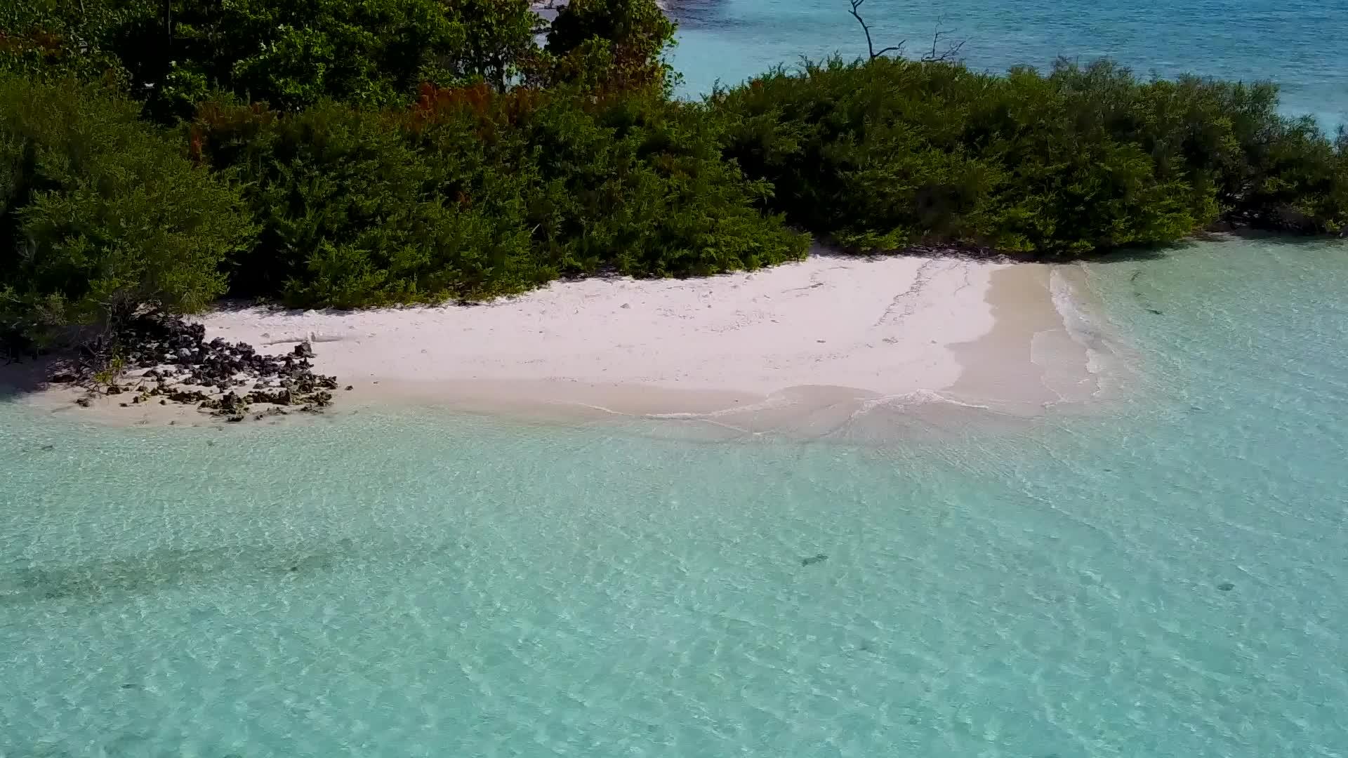 打破天堂岛海滩的海景蓝海和清洁海滩的背景视频的预览图