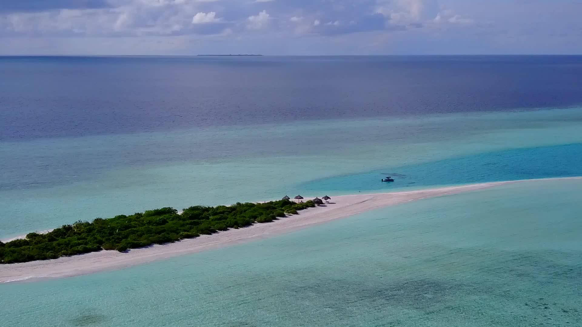 白沙背景蓝色泻湖天堂岛海滩旅游空中海景视频的预览图