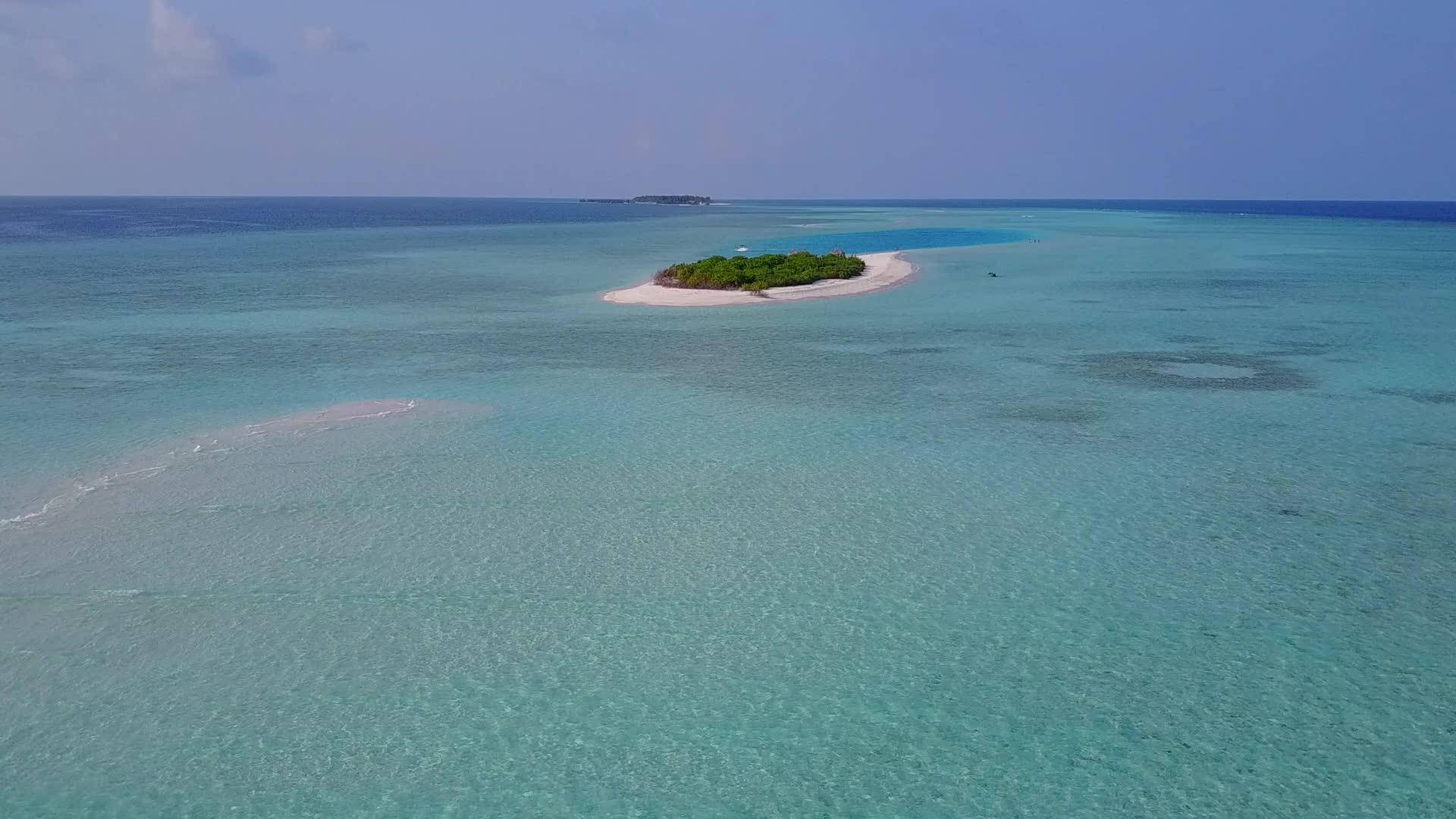 环礁湖海滩以白色沙滩为背景通过清海完美破碎的海岸空气视频的预览图