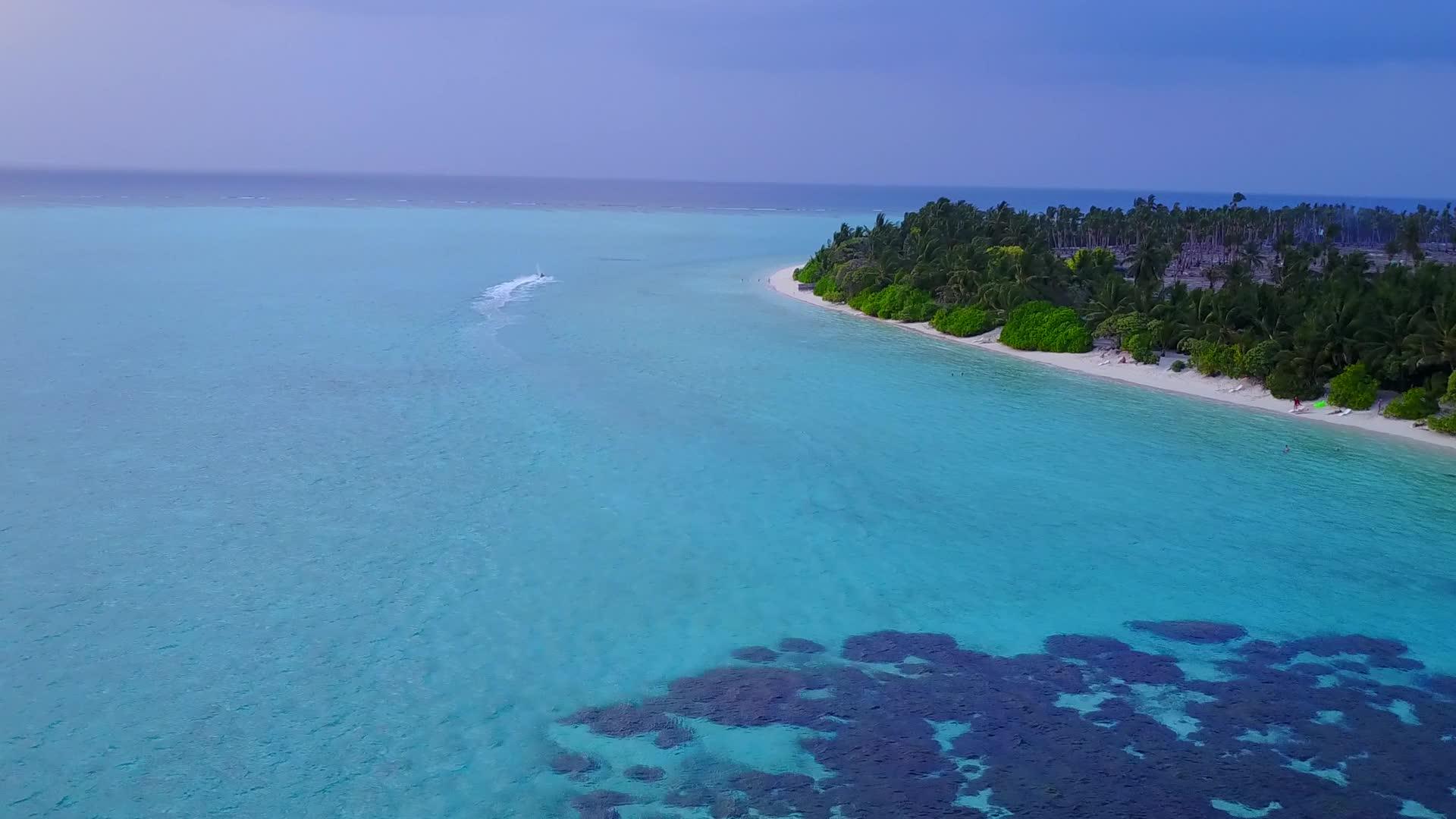 热带湾湾海滩时间的无人驾驶飞行由绿色海洋和浅沙背景组成视频的预览图