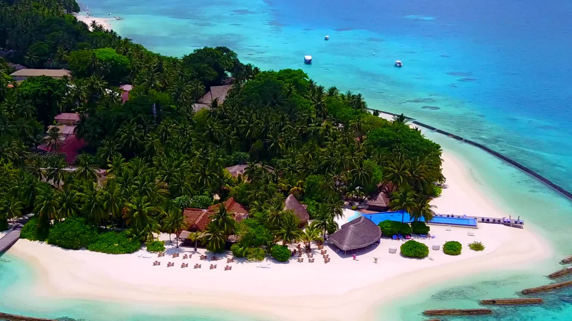 乘坐豪华海湾海滩的空中旅行海洋和白色海滩背景视频的预览图