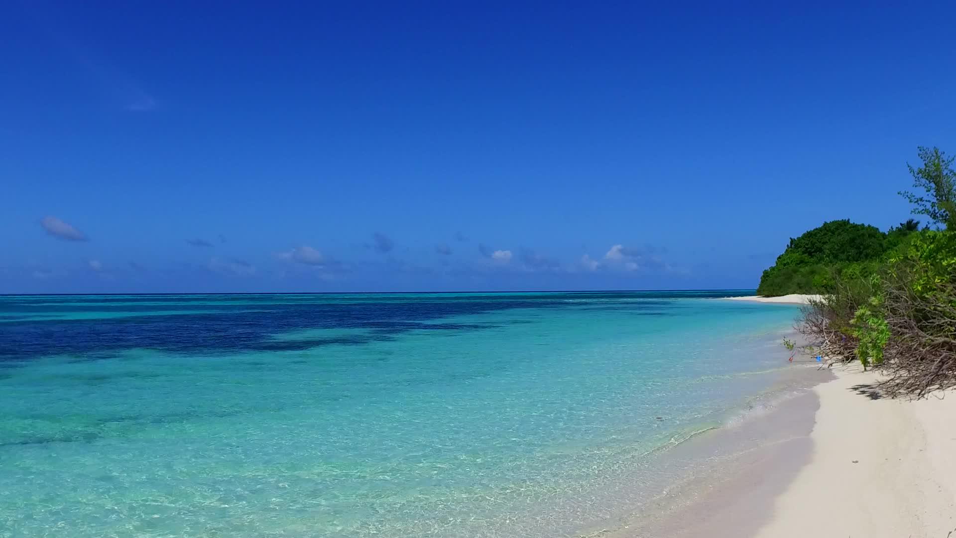 伊德利克湾海滩旅行抽象由绿水和白色沙滩组成视频的预览图