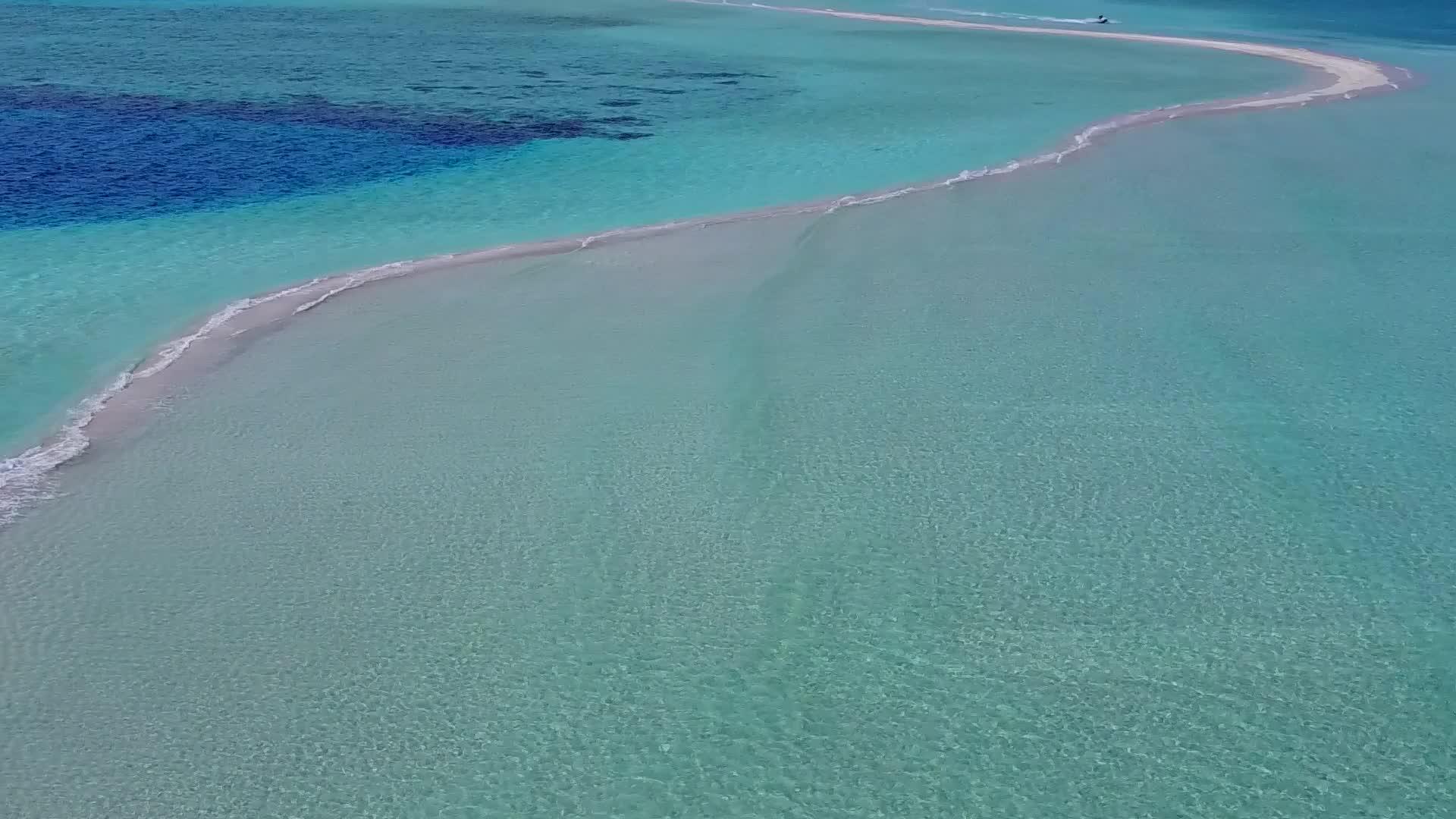 空中无人驾驶飞机机旅行在蓝海和白色沙底蓝海放松海滩海滩海滩视频的预览图