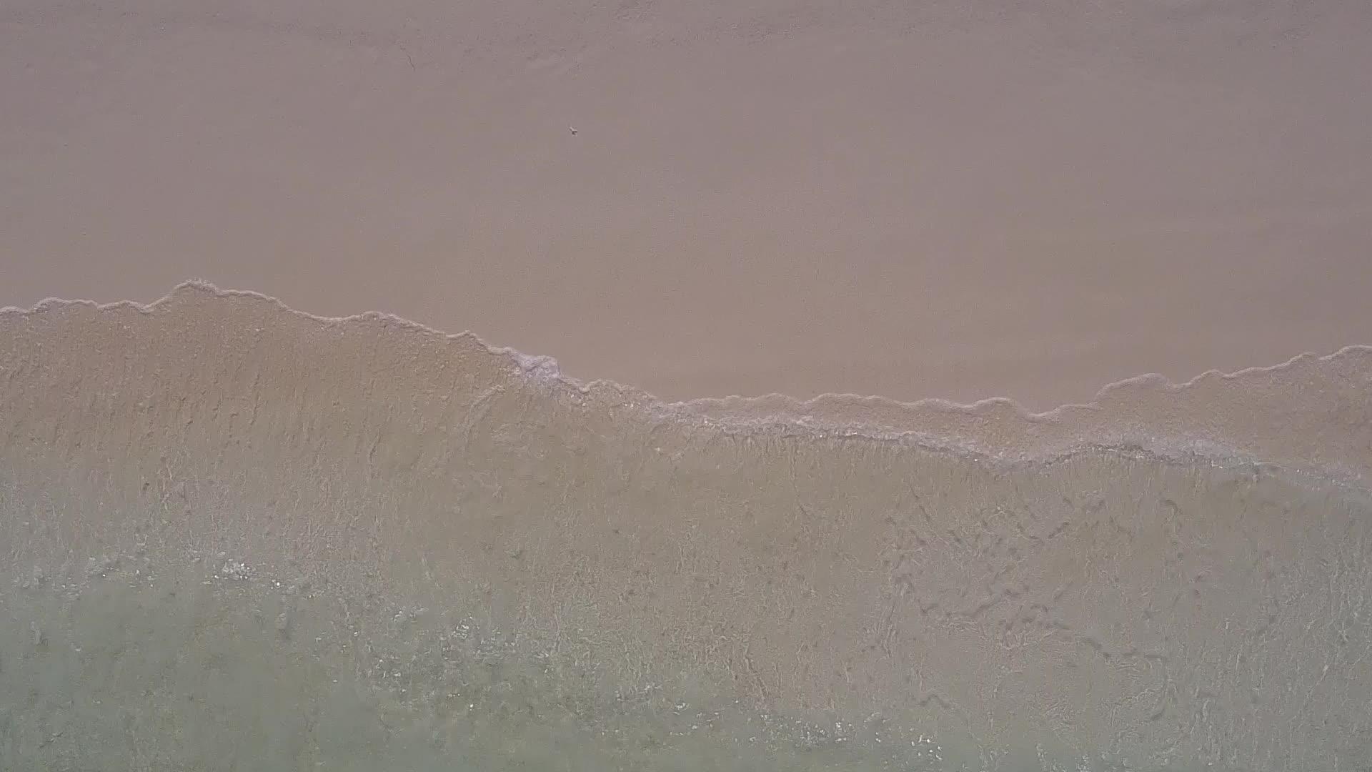在蓝水和白沙的背景下进行完美的海滩探索视频的预览图