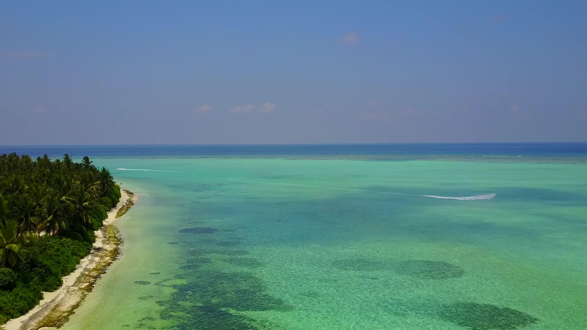 豪华度假胜地海滩探险空中无人驾驶飞机场景视频的预览图