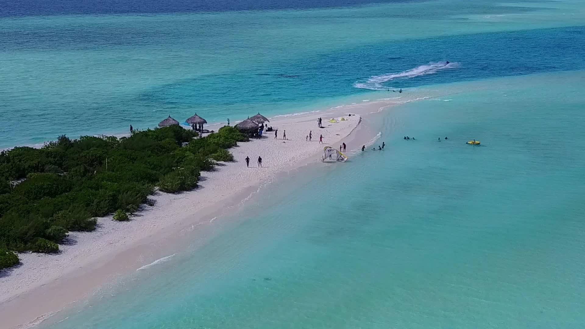 海滩上的天堂海滩以蓝海和白沙为背景视频的预览图