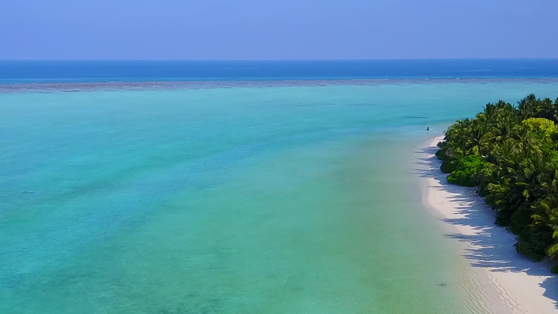 白沙底蓝海完美海岸海滩假日完美海滨空气纹理视频的预览图