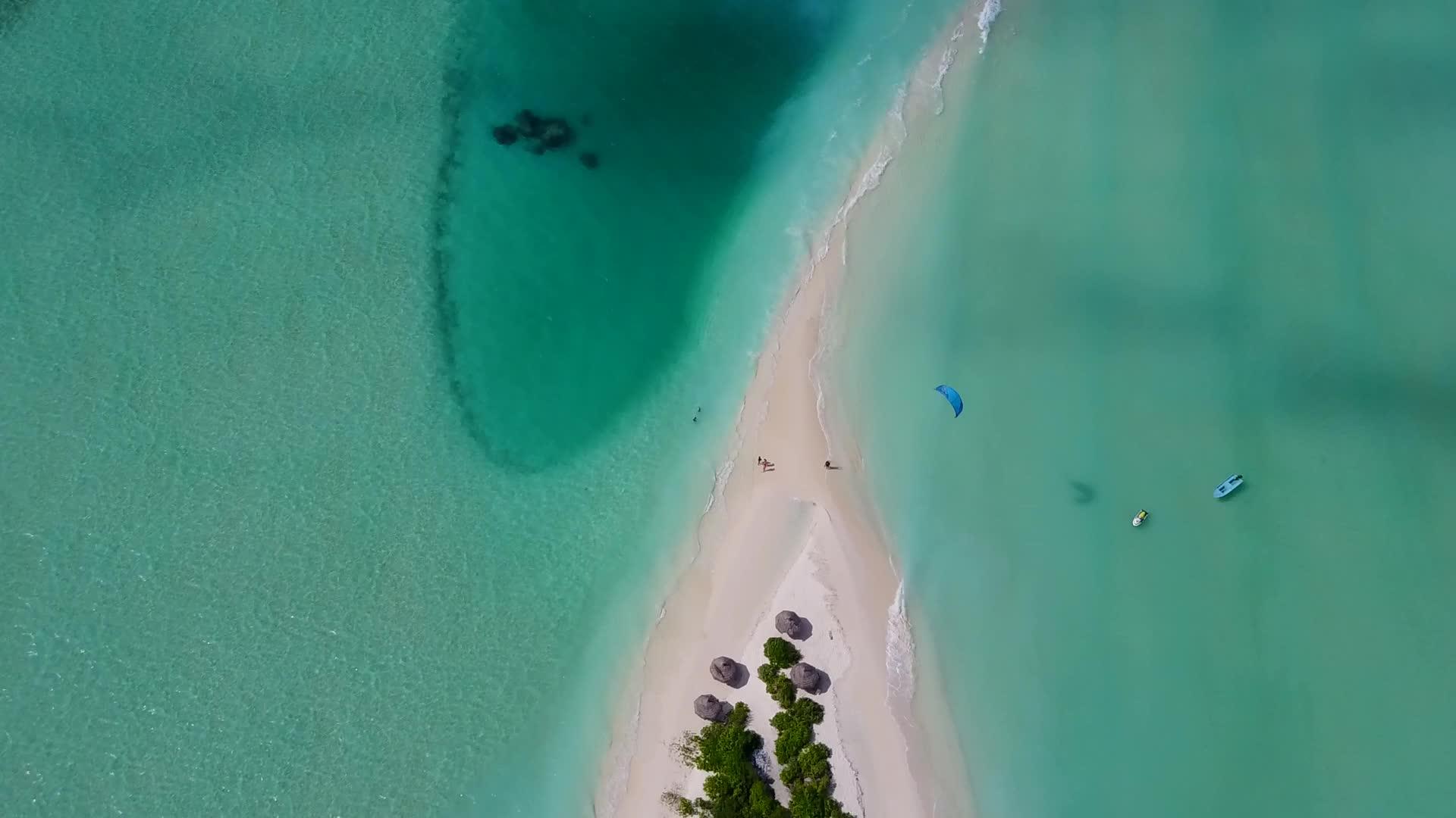 热带海滨海滩假日热带蓝海和白色沙底水蓝海无人驾驶视频的预览图