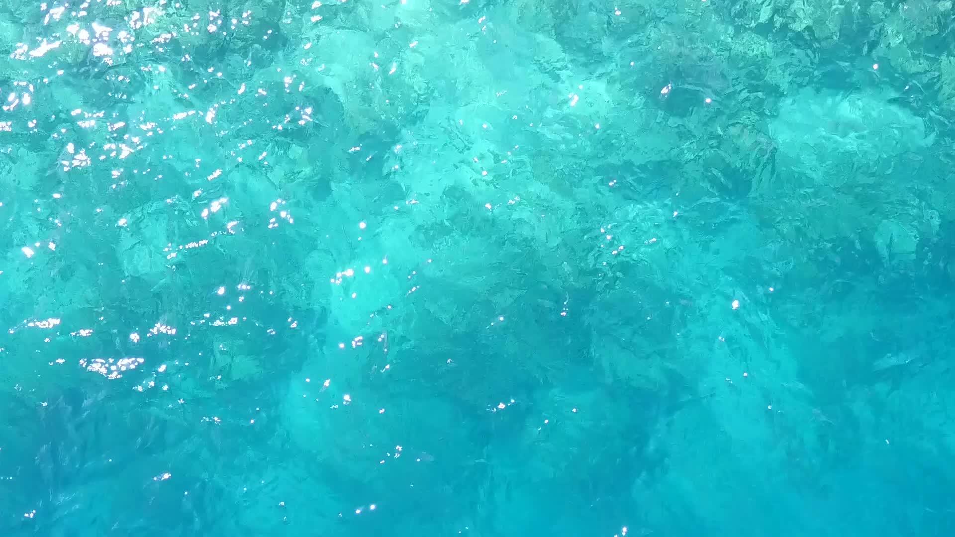 在蓝色海洋和白色海滩的背景下宁静度假村海滩的空中无人机视频的预览图