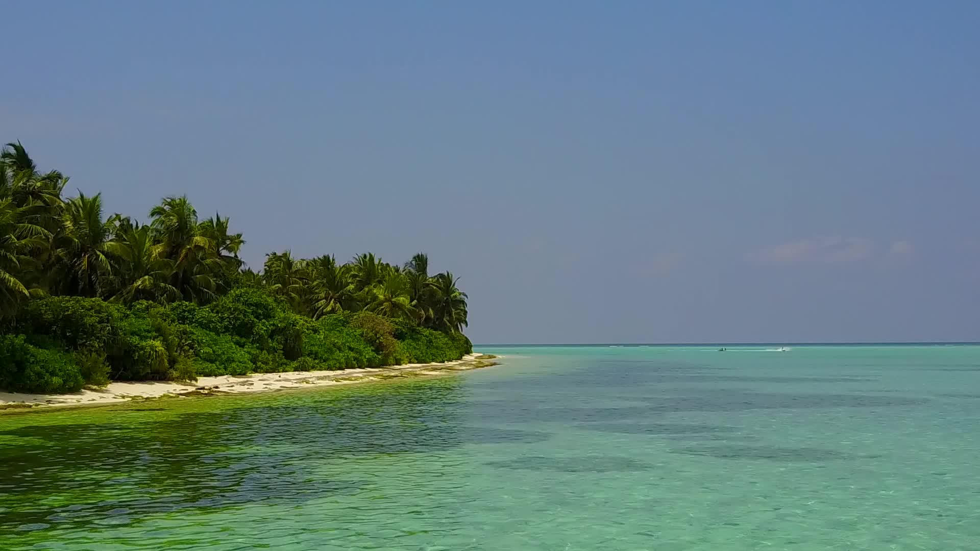 在水蓝色泻湖和白色海滩的背景下热带海滩时空无人机视频的预览图