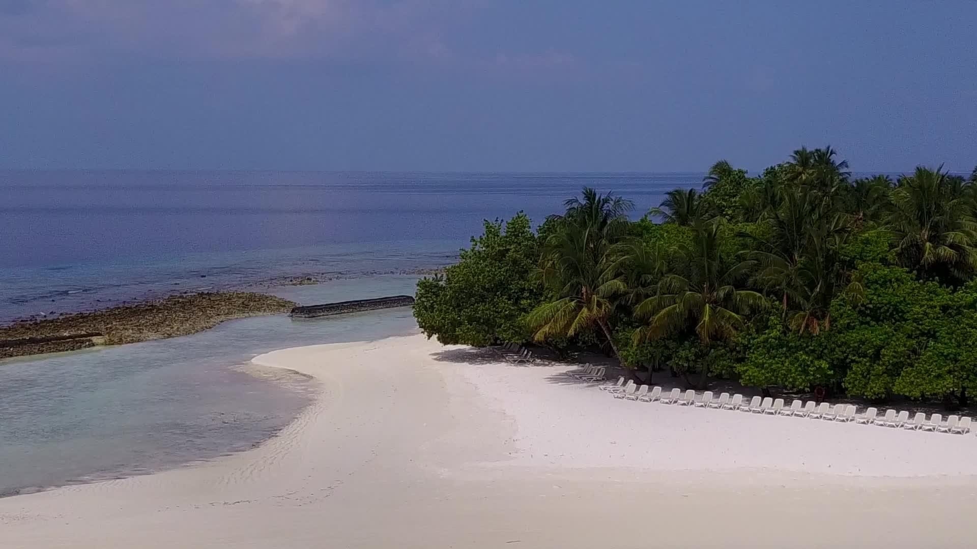 蓝海热带泻湖海滩度假空中无人机全景清洁沙背景视频的预览图