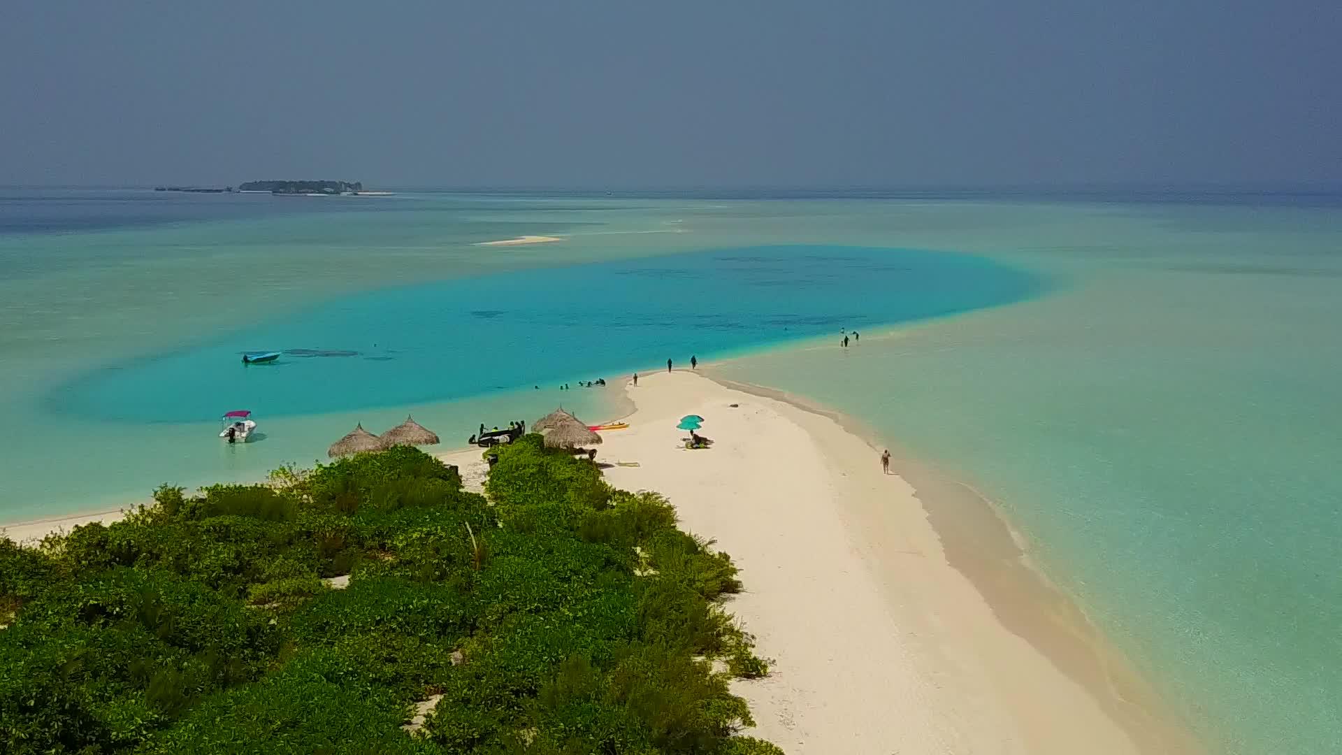 白沙背景蓝水热带海景海滩时间空中无人机全景视频的预览图