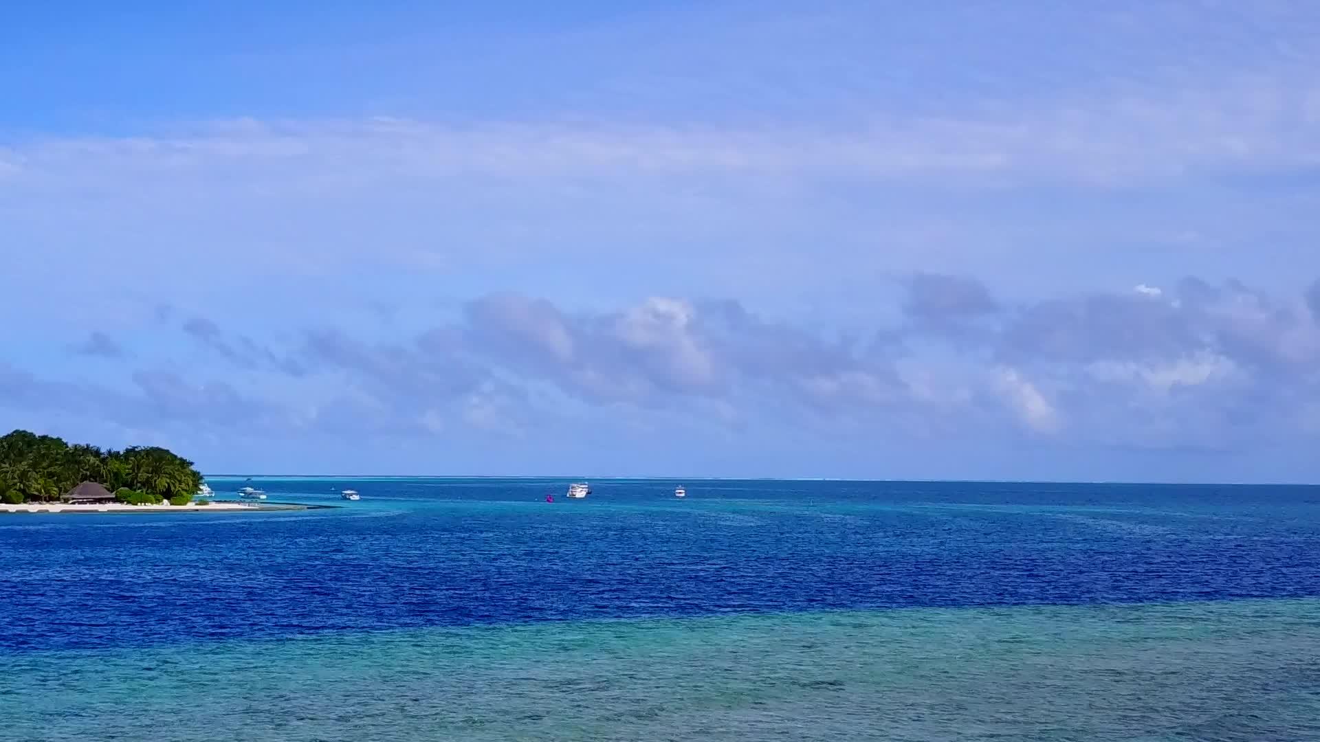 白沙背景透明海上美丽度假海滩航行无人机全景视频的预览图