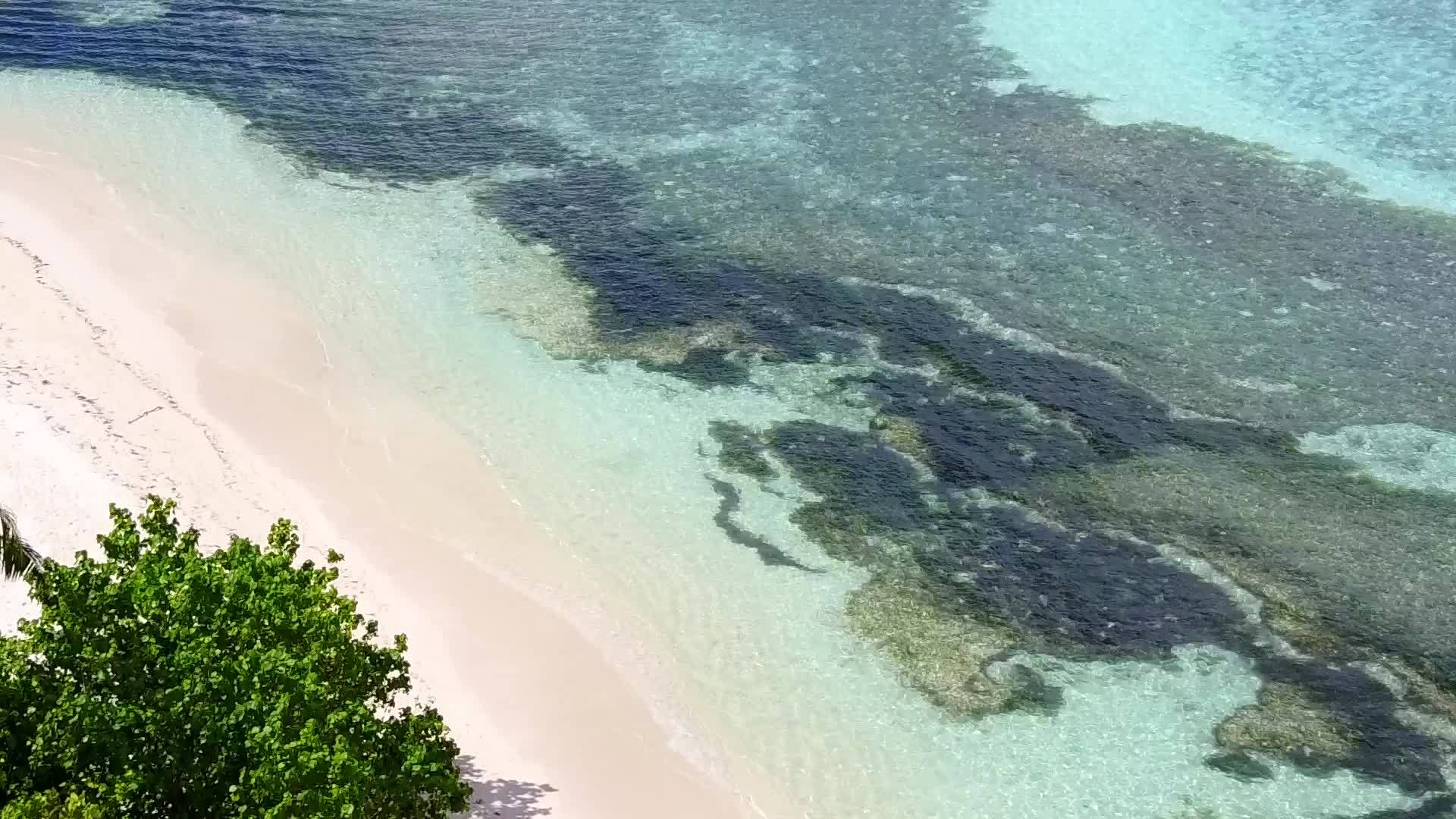 热带海湾海滩在蓝海和清洁海滩的蓝色海洋上冒险视频的预览图