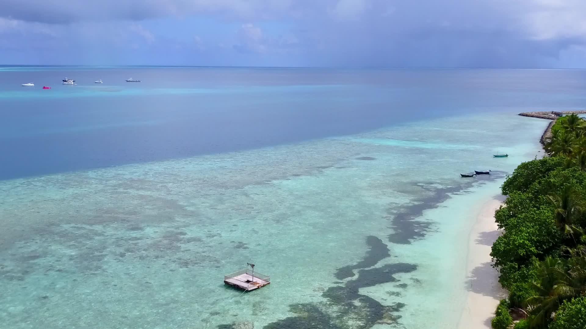 浅珊瑚礁湖和白色海滩背景滨度假活动摘要&quot;外来海洋视频的预览图