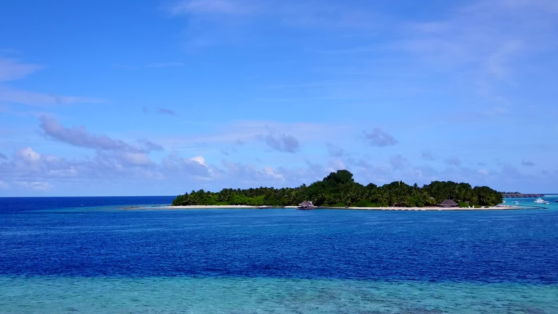 以清洁沙土背景的蓝海为例进行美丽的海上海滩度假视频的预览图