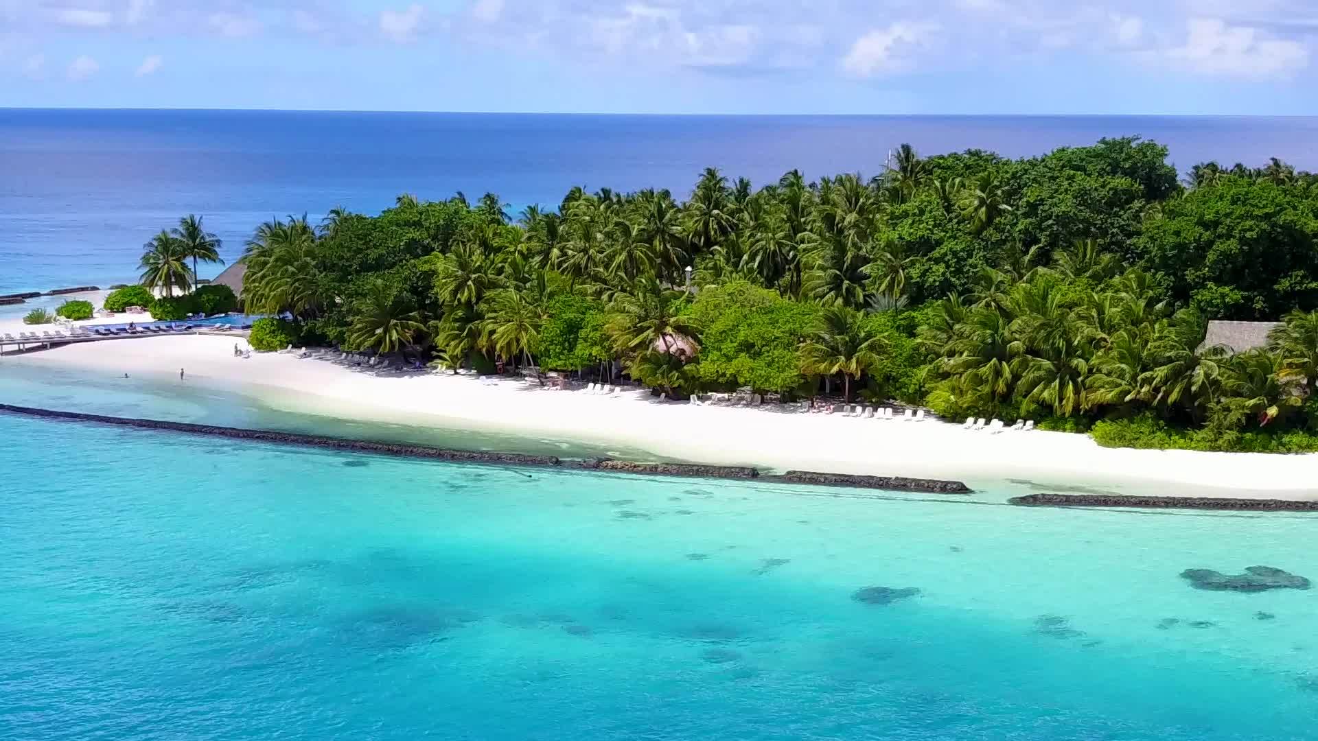 蓝色环礁湖以浅沙为背景海滨海滩旅行中外景视频的预览图