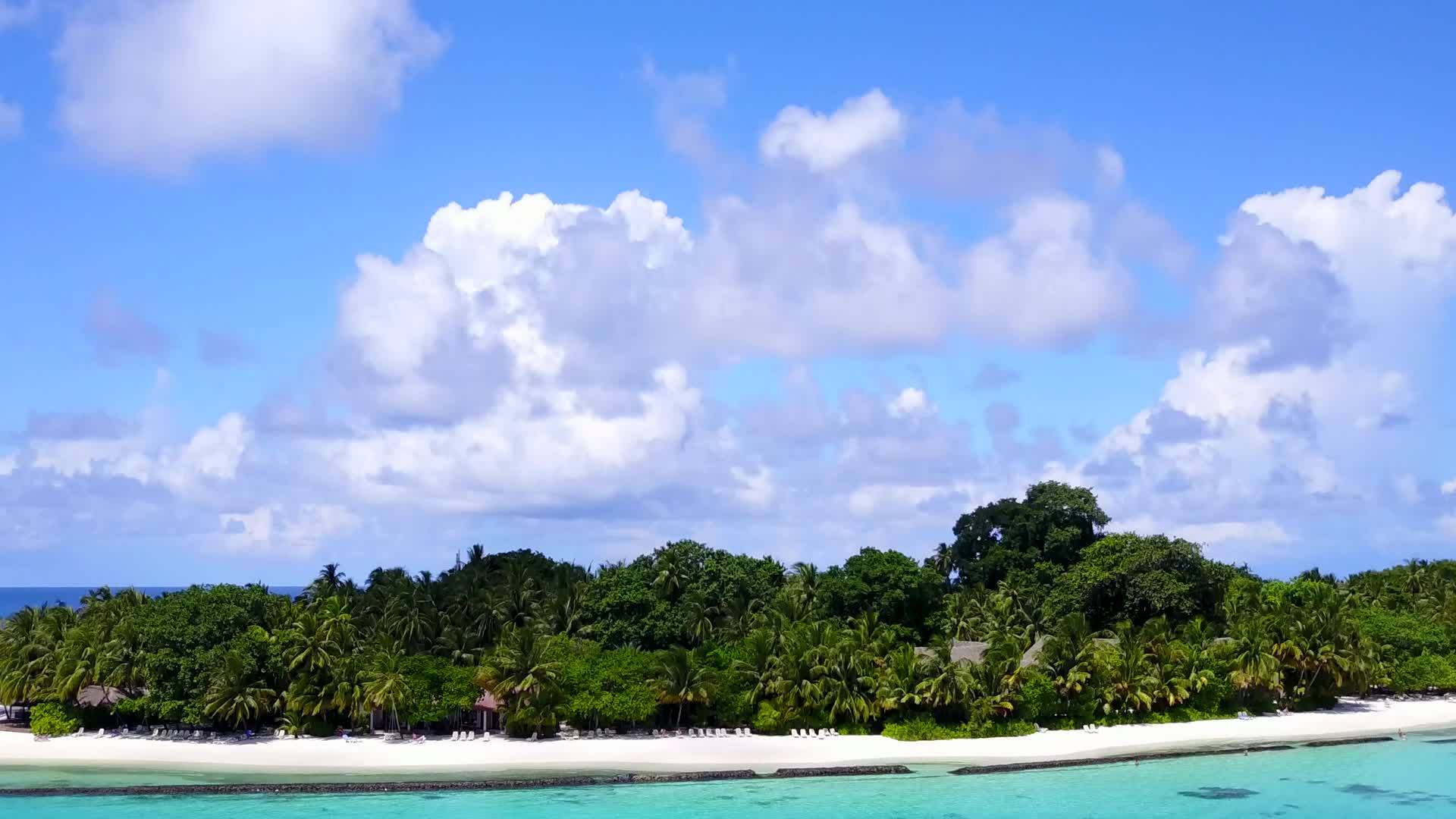 完美的岛屿海滩时间使用蓝水和清洁沙土背景的蓝水视频的预览图