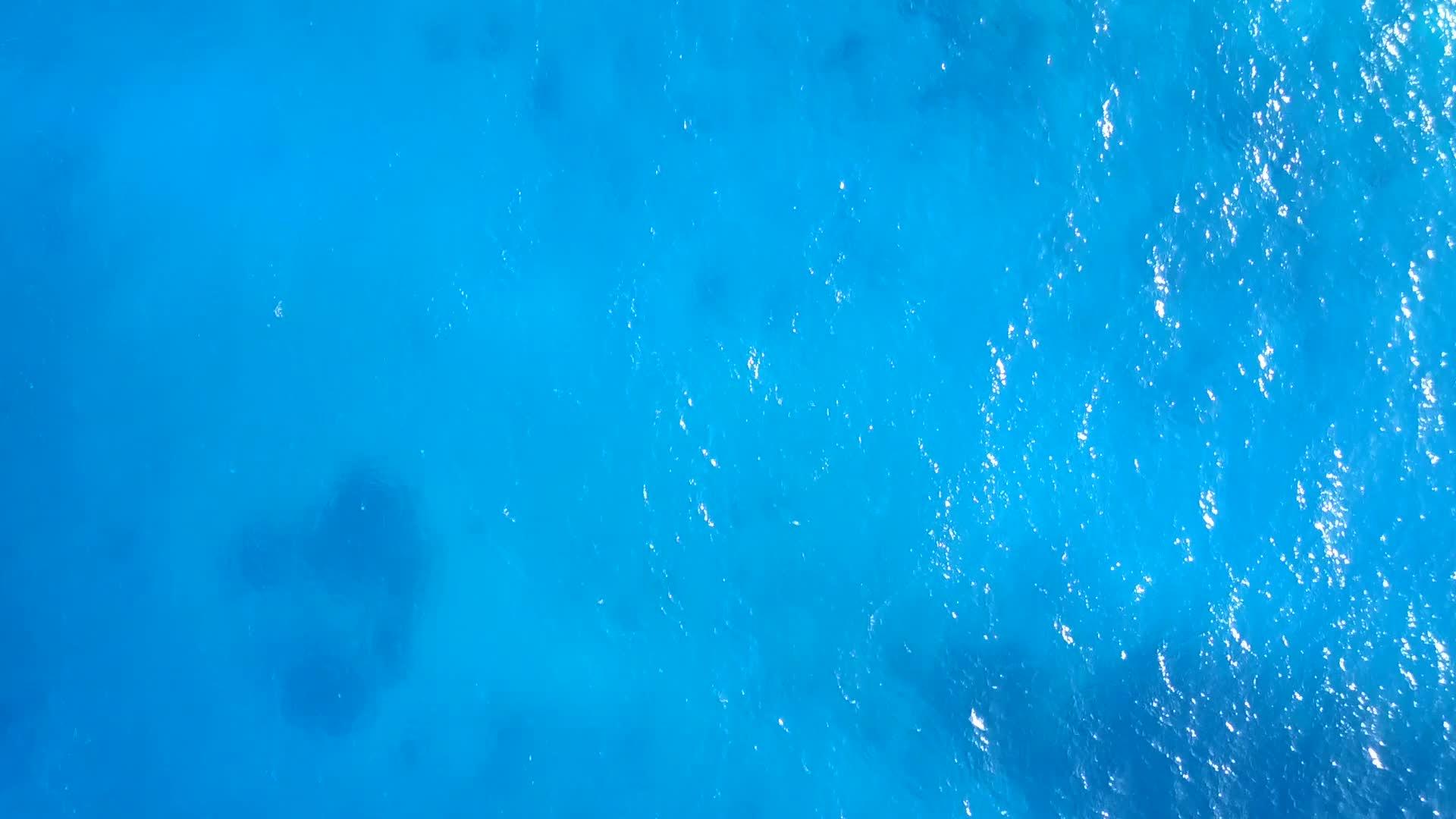 空中无人驾驶飞机抽象完美的海岸海滩旅行视频的预览图