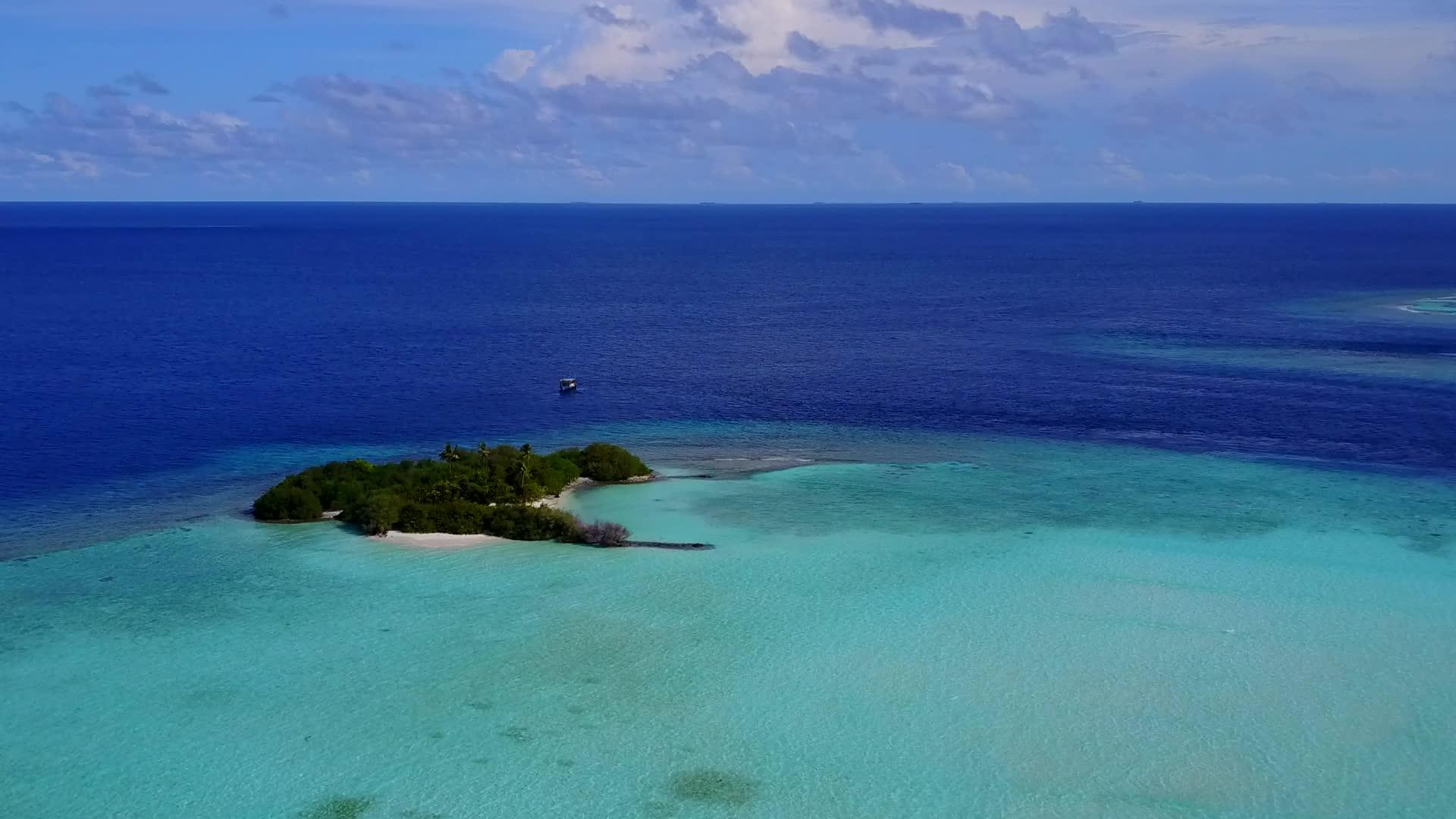 清海沿岸的海滩以白沙底和白海为航程在空中观赏风景视频的预览图