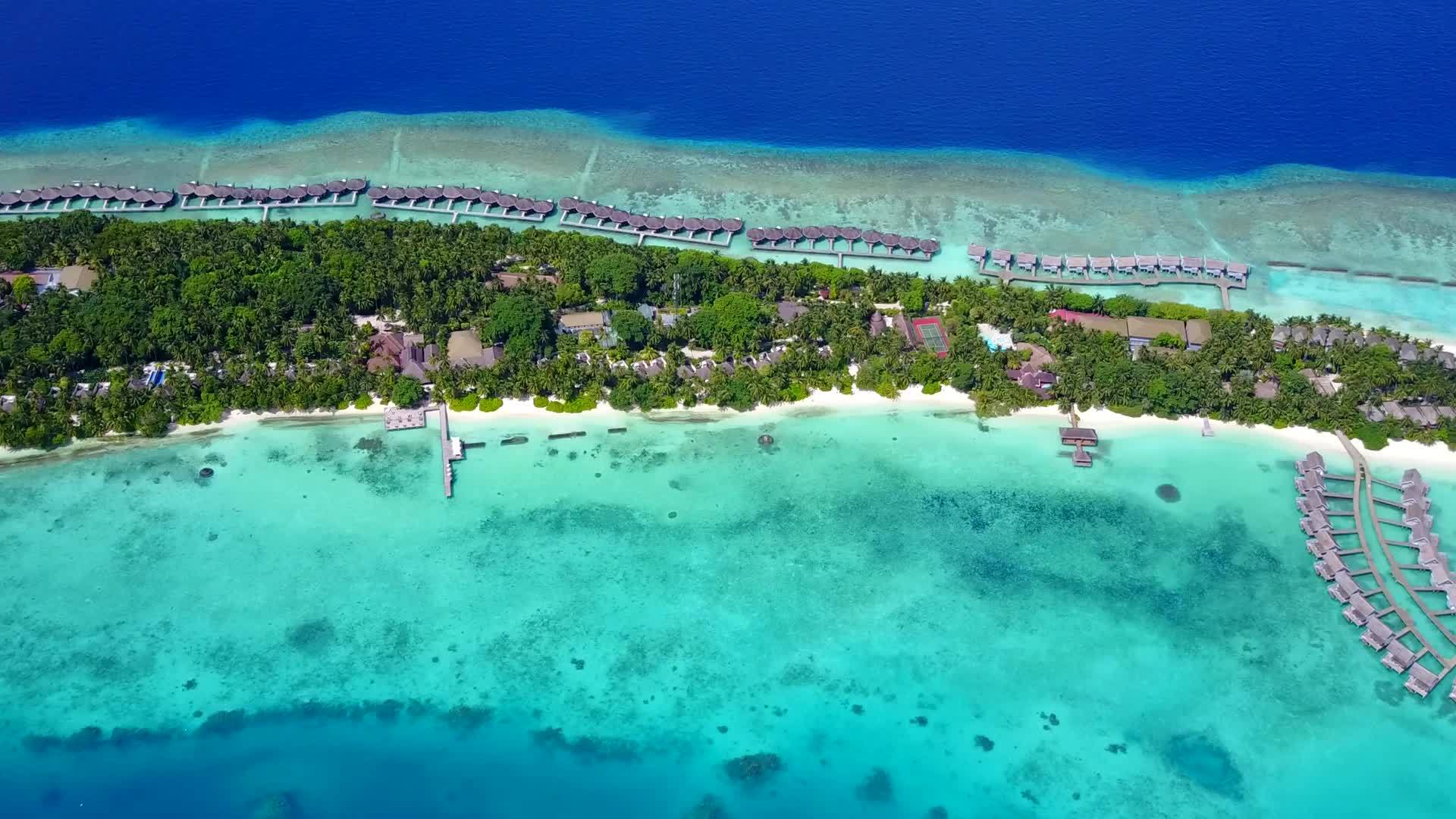 以蓝环礁和白沙为背景的外国旅游海滩旅游视频的预览图