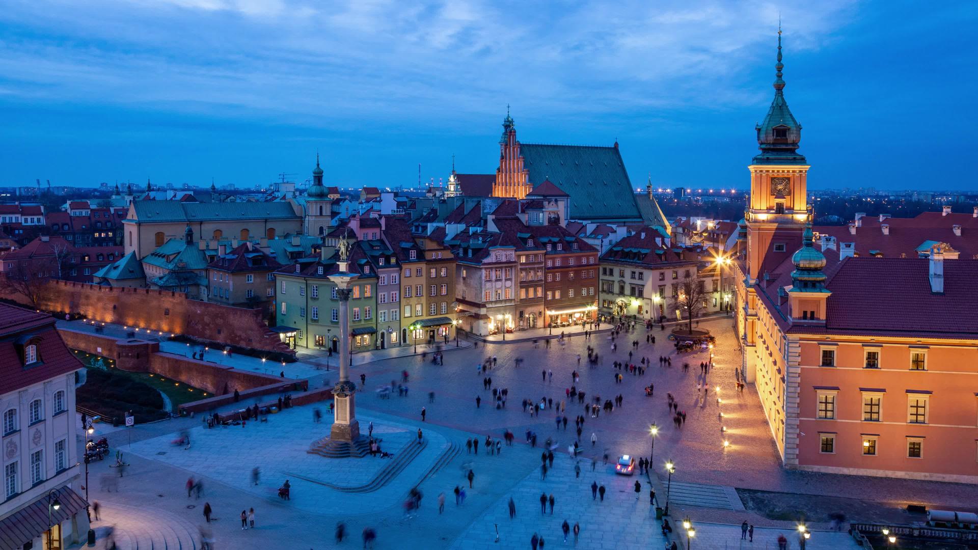 在蓝色时期瓦锯和波兰的老城堡广场已经过了空中观察时间视频的预览图
