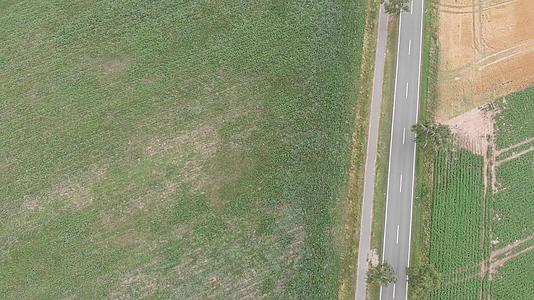 在北德州一条孤独的乡村道路上飞行然后飞向空中视频的预览图