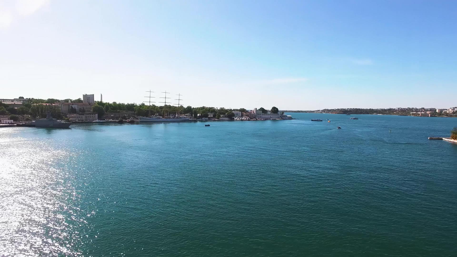 每天阳光明媚的塞瓦斯托波尔海岸线全景视频的预览图