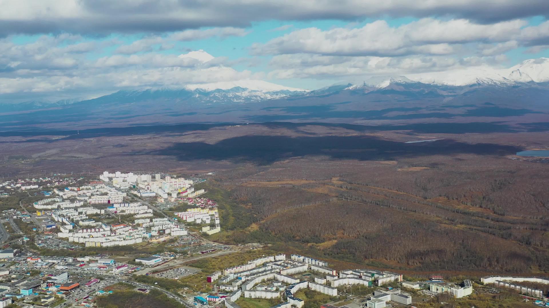 空中观测俄罗斯海平面和海平面城市景观视频的预览图