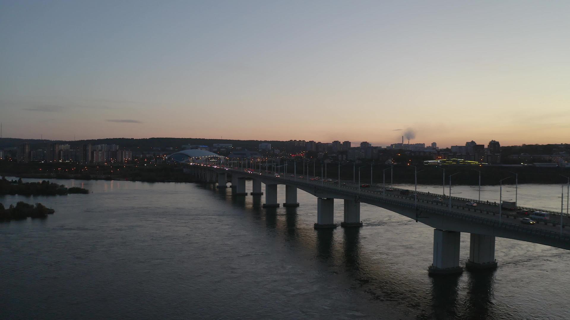 观察阿加拉河、伊尔库茨克和俄罗斯的城市景观的空中视图视频的预览图