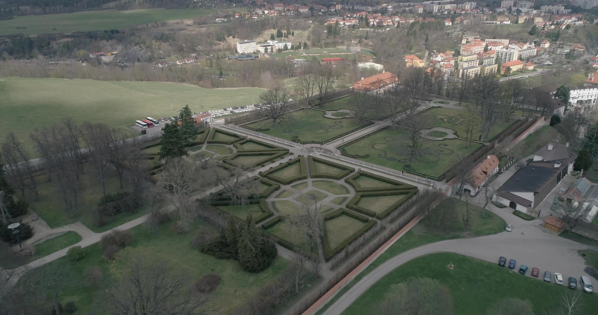飞越城堡花园拍摄ZameckaZahradaCesky视频的预览图