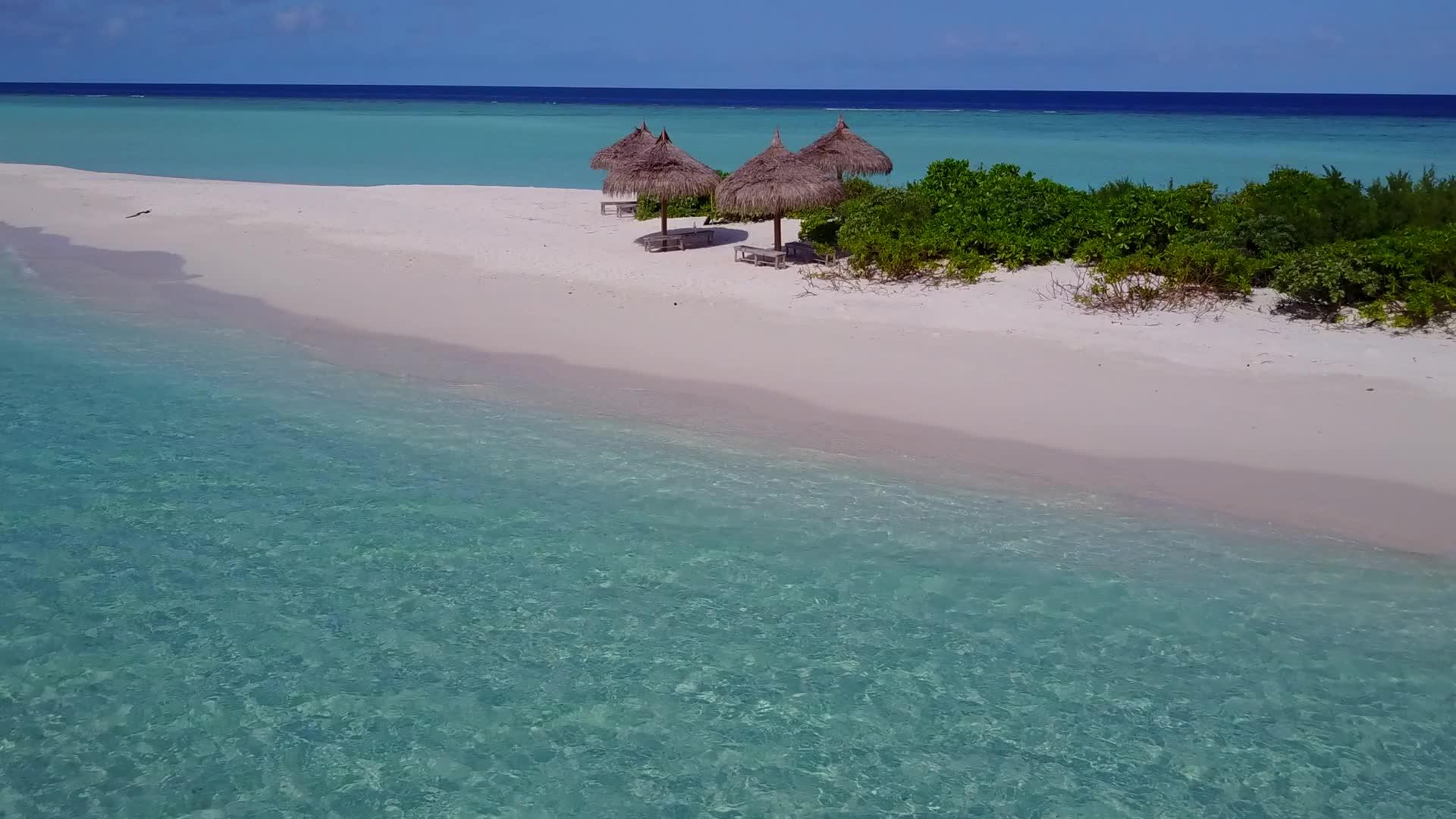 热带度假胜地海滩假日蓝色环礁湖和白色沙滩背景视频的预览图