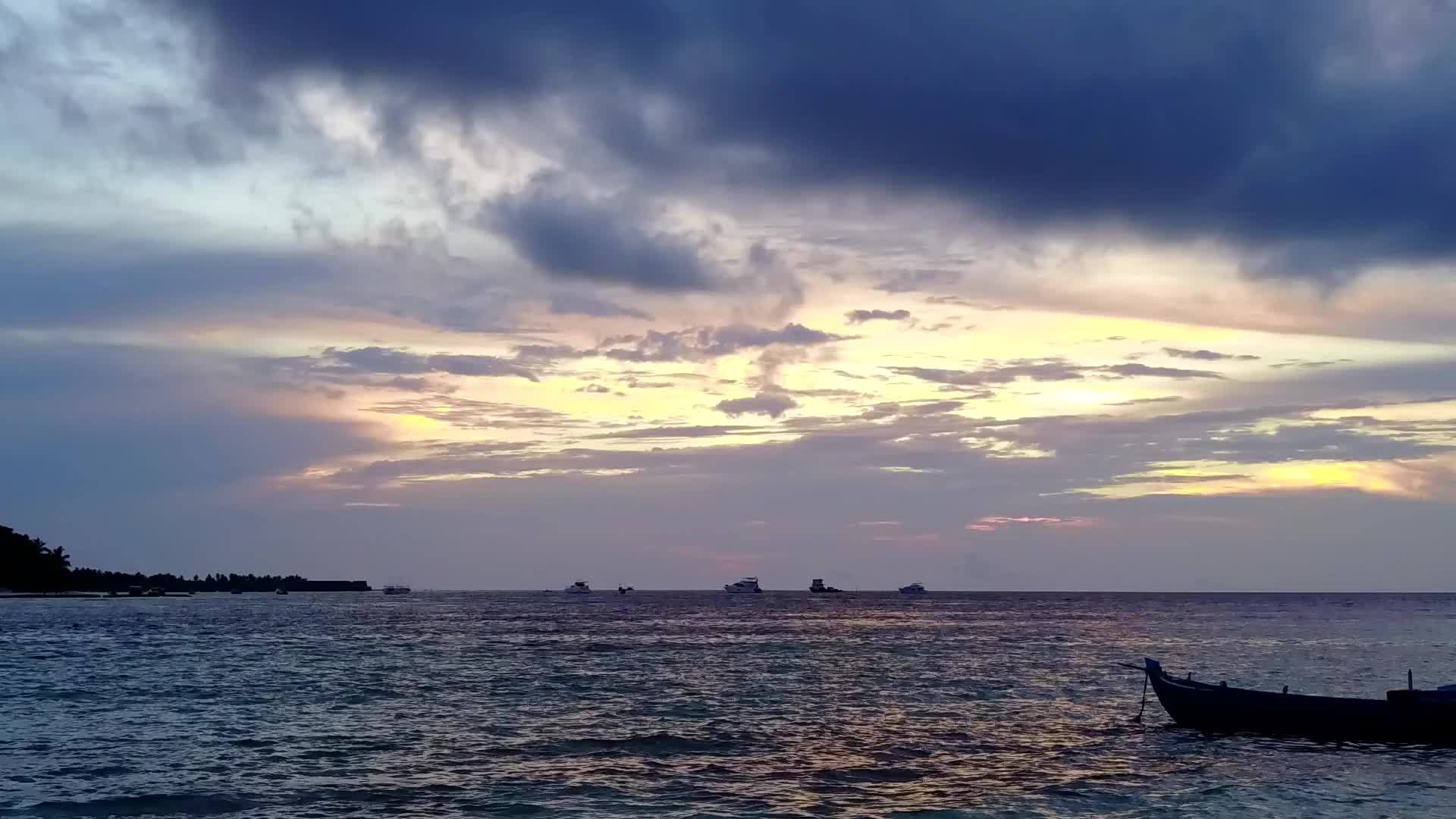 在明亮的沙滩背景下透明的海洋和美丽的旅游海滩时间视频的预览图