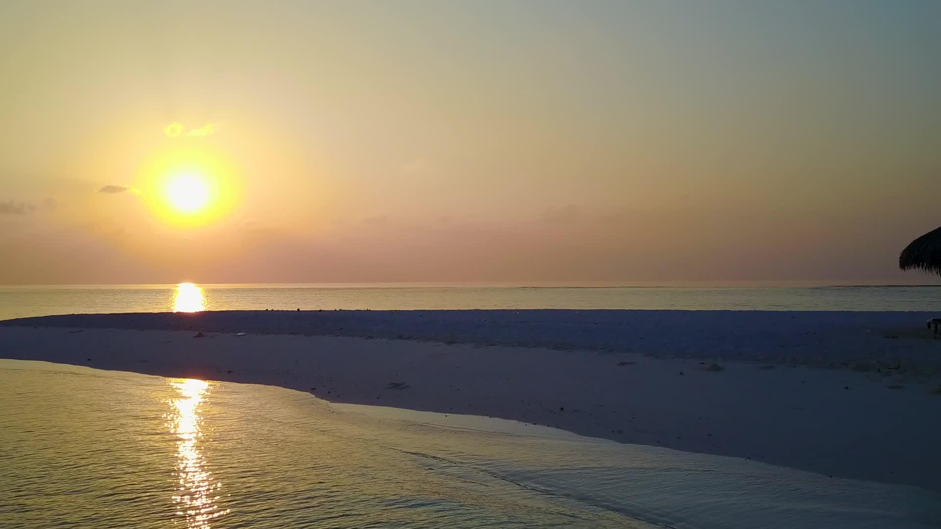在蓝色、绿色的水和白色的沙子的背景下无人机景观的无人机景观视频的预览图
