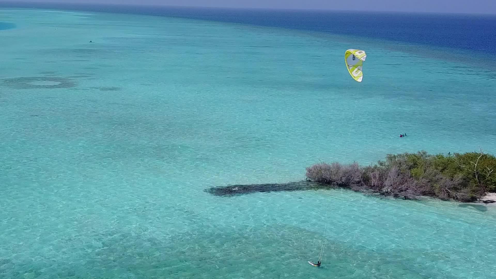 蓝色环礁湖和白色沙底蓝色背景的美丽海滩野生生物景观视频的预览图