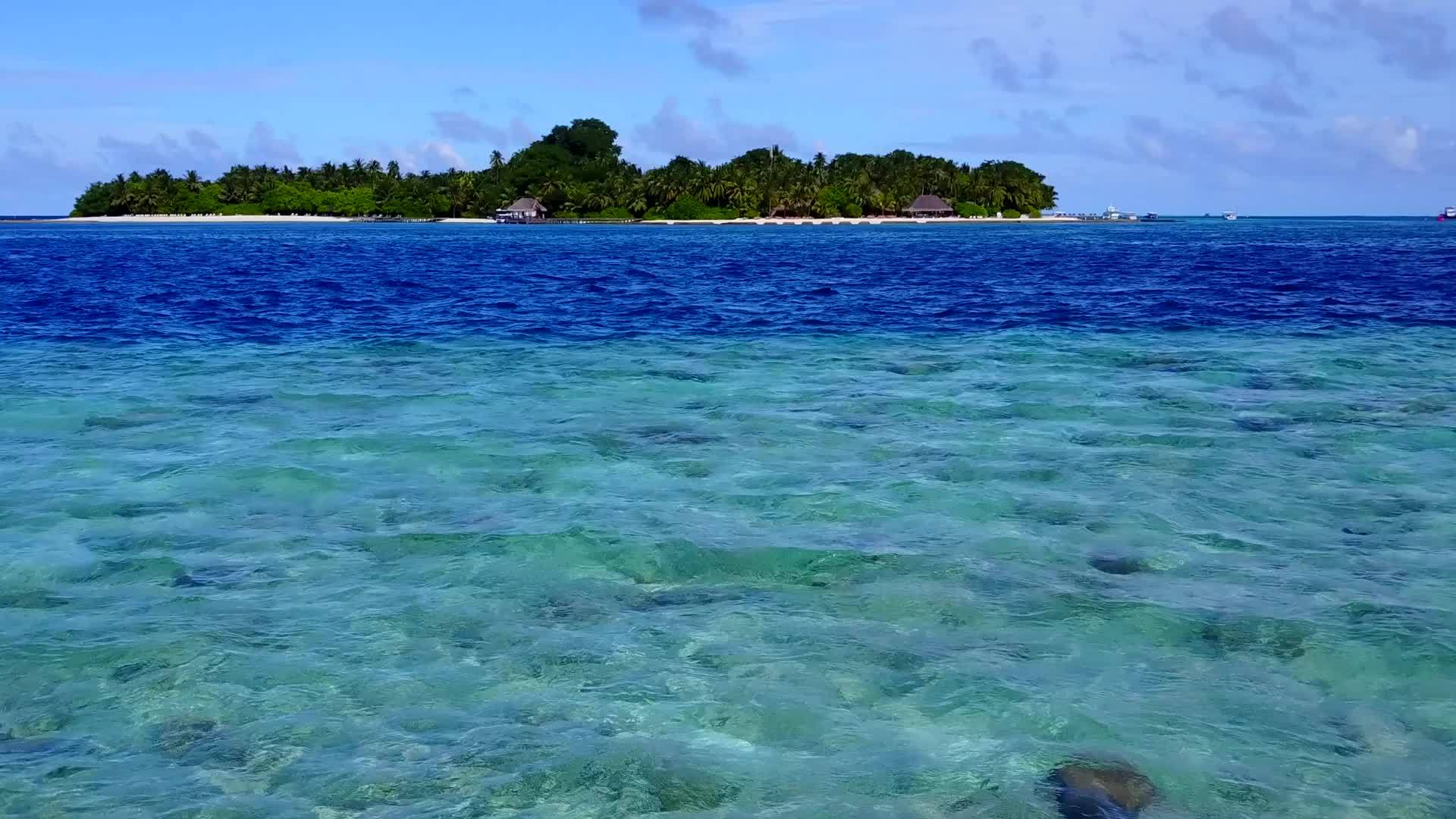 美丽的旅游海滩之旅空中无人机全景蓝水和明亮的沙质视频的预览图