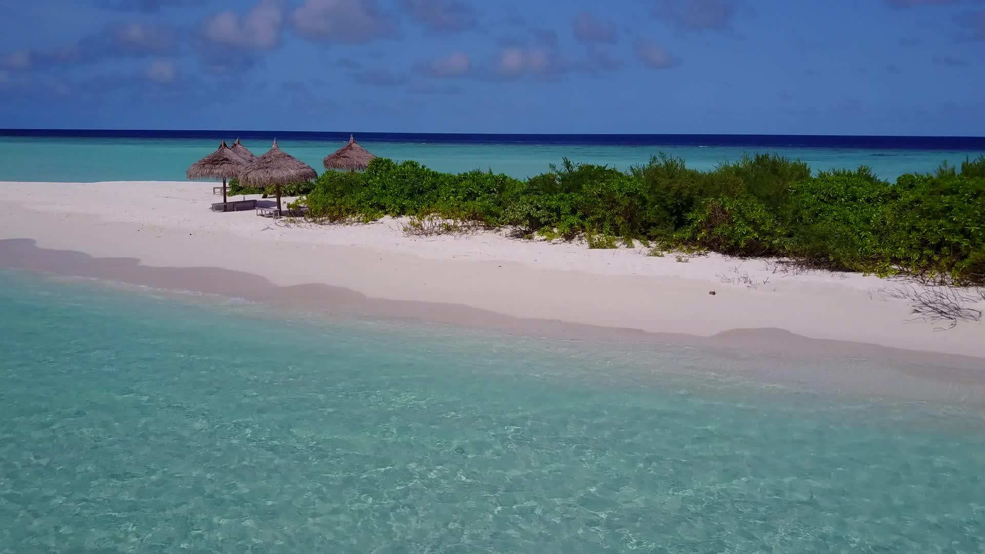 蓝色环礁以蓝环礁和白色沙子为背景沿着平缓的空中风景航行视频的预览图